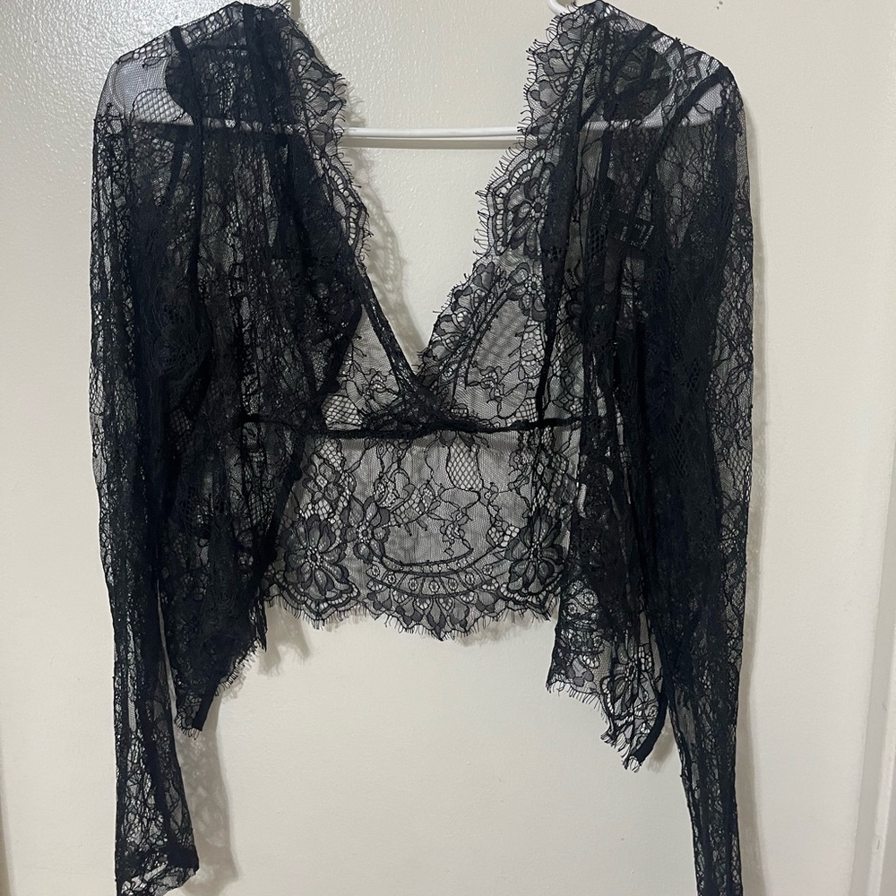 Lace long sleeve crop top